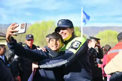 Cambio de rango: el Gobernador entrega ascensos firmados uno por uno a policías de Merlo