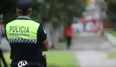 El momento en que un padre policía mató al ladrón que asaltó a su hija