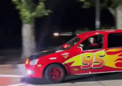 Un Corsa mendocino se transformó en Rayo McQueen y desató la locura en el Parque San Martín