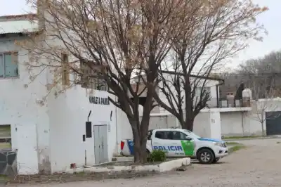 Allanamiento por drogas en el Violeta Parra: la familia ocupante sigue en el edificio y la policía no se mueve del lugar