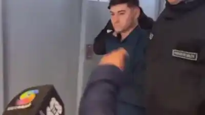 Gritos, insultos y un intento de agresión: así fue el ingreso de Gastón Ramírez a la audiencia de imputación