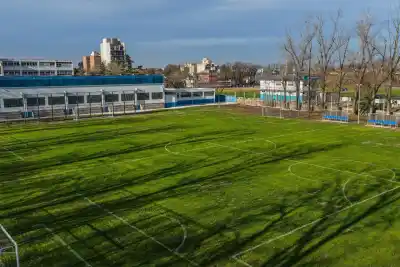 El predio abandonado que ahora es el nuevo campo de deportes de una escuela de Lanús