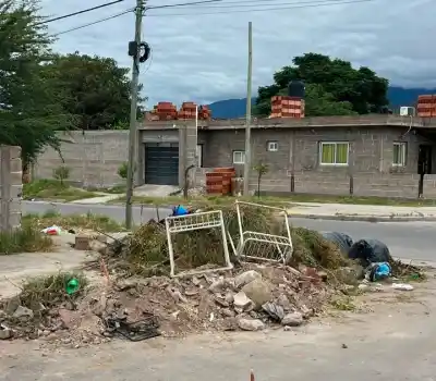 Vecinos hartos: el microbasural que crece en Mi Jardín y nadie frena