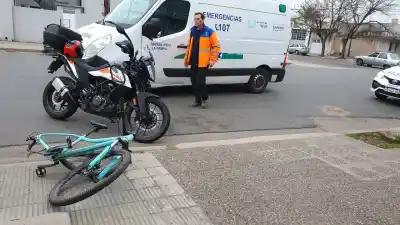 Una moto embistió a una ciclista menor en plena intersección de 22 y 5: el momento que alertó a la ciudad