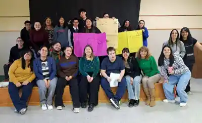 Una escritora en las aulas: así arrancó el plan literario que anticipa la Feria del Libro en Rawson