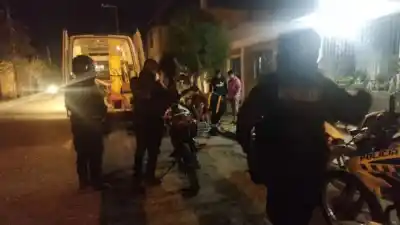 Un roce y una caída: motociclista alcoholizado terminó en el asfalto y el otro vehículo huyó