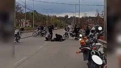 Sufrió un violento derrape en plena Avenida Balbín y terminó hospitalizado