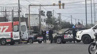 Impactante choque entre un patrullero y una camioneta en pleno acceso a la autopista