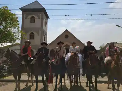 Caravana a caballo: “Emotiva boda en Monteros”