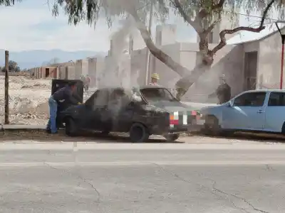 El fuego apareció de repente en plena ruta y la reacción de los vecinos evitó una tragedia