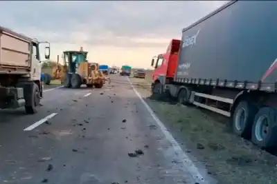 Un camión brasileño pasó cuatro días varado en la banquina: el operativo para liberarlo