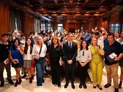 Estudiantes del interior viven una experiencia única en la Capital: ¿Qué lugares emblemáticos están conociendo?