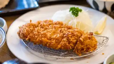 El plato japonés que engaña a los ojos argentinos: parece una milanesa pero esconde un secreto