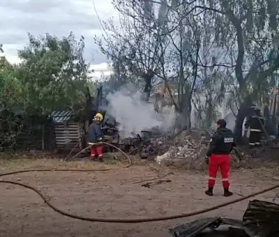 Incendio en construcción precaria desató un operativo de emergencia en Palpalá