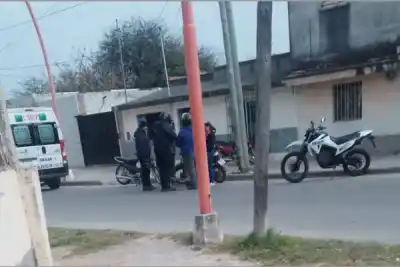 Impactante choque de motos en barrio Sarmiento: uno de los conductores terminó hospitalizado