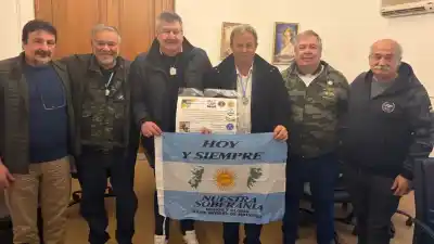 Un gesto que emociona: veteranos de Malvinas le llevaron una bandera a Cascallares y pidieron por más reconocimiento