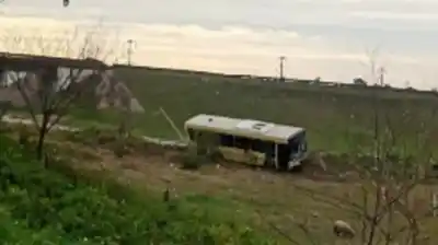 Un pasajero lo apuñaló para robarle y el colectivero perdió el control: el insólito final