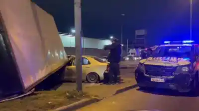 Un camión en contramano volcó y aplastó un auto en La Matanza: dos personas atrapadas