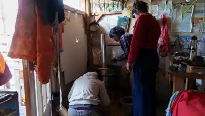 El frío no les gana: la red de mujeres que en cuatro horas transforma hogares vulnerables de Bariloche