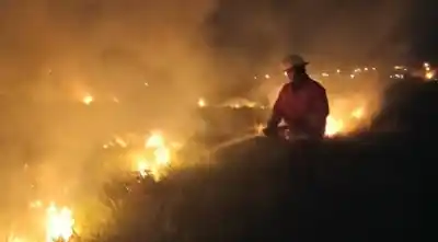 Incendio en Garupá: el fuego arrasó dos hectáreas en Piedras Blancas y bomberos lo controlaron a tiempo