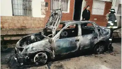 Prendieron fuego un auto estacionado en Santa Fe y huyeron en moto a contramano