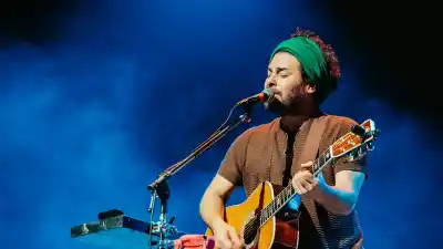 Raly Barrionuevo vuelve a San Juan con un disco que desafía las urgencias