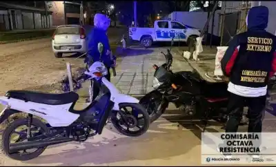 Dos motos con pedido de secuestro aparecieron en un basural y la policía no sale de su asombro