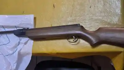 Un allanamiento por violencia familiar terminó con un rifle secuestrado en Villa Nueva