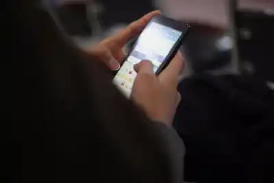 ¿Qué hay detrás del nuevo proyecto que busca frenar la violencia digital contra los menores?