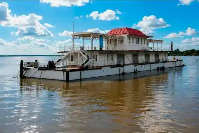 Un temporal los dejó sin trabajo: el emblemático comedor flotante de Hernandarias cumple 25 días cerrado