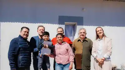 Lágrimas y emoción en Hualfín: Jalil entregó 10 viviendas y selló un acuerdo clave para el Complejo Termal