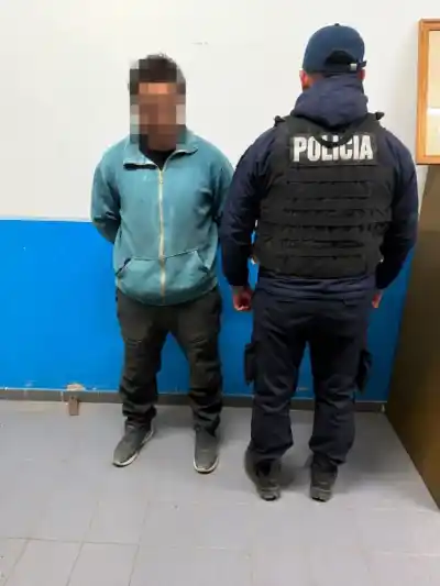 Corría con una cartera y billetes volaban: así atraparon al ladrón en Avenida Bustillo
