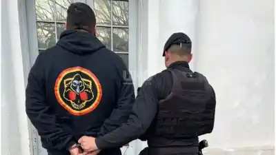 Amenazó de muerte a sus vecinos con una pistola y una escopeta: cayó preso en Los Ángeles