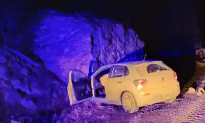 Susto en la Ruta 3: un auto chocó contra una roca y su conductor terminó en el hospital