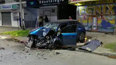 Una mujer murió tras estrellar su auto contra un local en Quilmes Oeste: el video del impacto