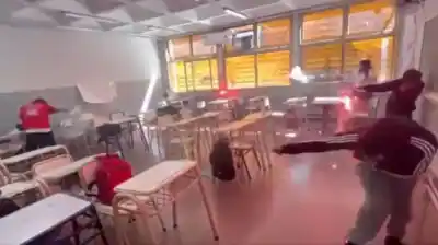 Escándalo en Catamarca: estudiantes desatan una “guerra de bengalas” en plena clase