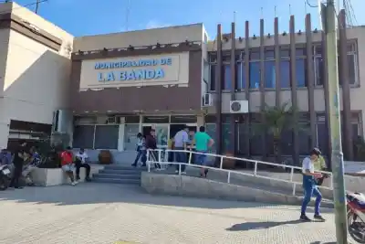 Firma de último momento: el Municipio de La Banda blindó a 214 empleados antes de dejar el poder
