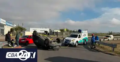 Volcó una camioneta en Circunvalación tras ser embestida por un auto: el insólito detalle que sorprendió a los rescatistas