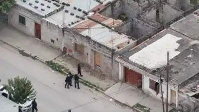 Huyeron en un auto, los perdieron de vista y los drones del 911 los encontraron