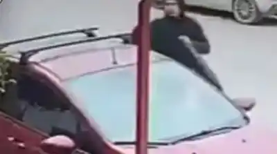 Le abrieron el auto sin romper nada y se llevaron una notebook: la maniobra que alertó a Centenario