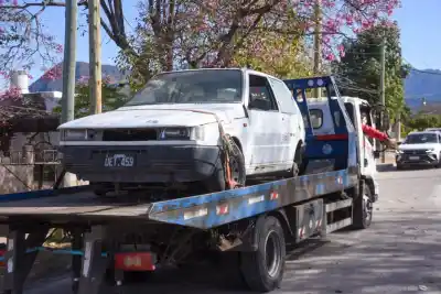 Retiraron un auto abandonado en plena Avenida 30 de Septiembre: el dueño no cumplió con el plazo