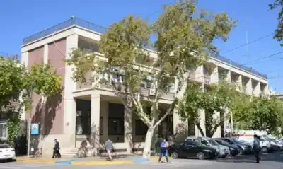 Confusión en el centro: los números de los estacionamientos no coinciden frente a Tribunales