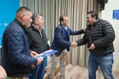 El momento que esperaron por ocho años: vecinos de Río Cuarto recibieron la escritura de sus casas sin pagar un peso