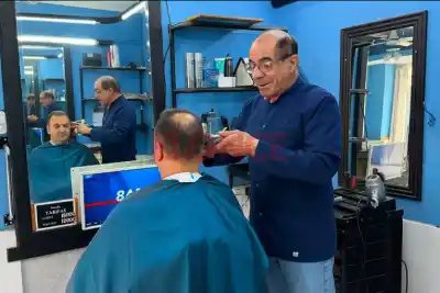 A los 74 años y con seis décadas en el oficio: el peluquero que atendió a cuatro generaciones y no piensa jubilarse