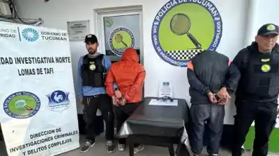 Sorprendidos con un revólver: intentaron esconderlo pero la policía ya los tenía en la mira