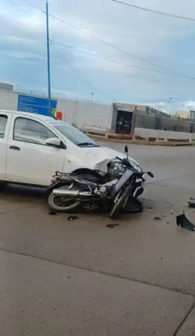 Impactante choque entre auto y moto en pleno centro de Comodoro: un hombre terminó hospitalizado