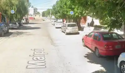 Insultos, ademanes y una baldosa: la discusión frente a un boliche de Roca que terminó en el Juzgado de Paz