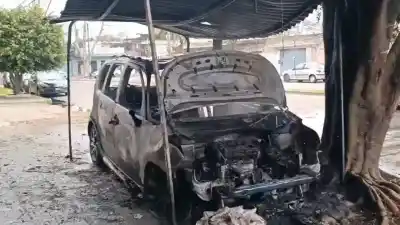 Regresó de llevar a su esposa al trabajo y encontró su auto en llamas frente a su casa