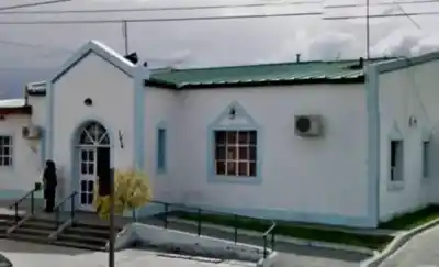 Pateó la puerta de un hospital durante un traslado policial y ahora deberá presentarse semanalmente en la justicia