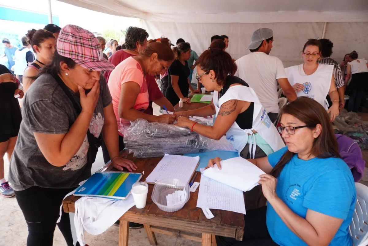 Personal de Defensa Civil y otros organismos trabajando en la zona afectada